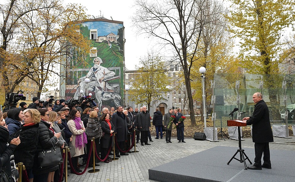 Торжественная церемония открытия памятника писателю Ивану Тургеневу.