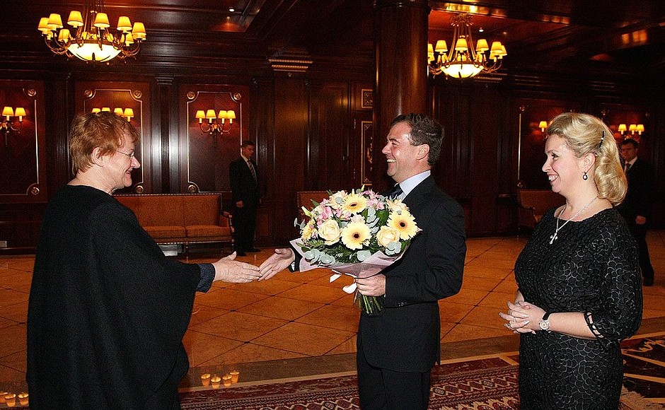 С Президентом Финляндии Тарьей Халонен. Справа – супруга Президента России Светлана Медведева.