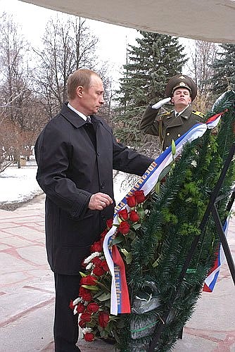 Возложение венка к вечному огню у памятника воинам-землякам, погибшим в годы Великой Отечественной войны.