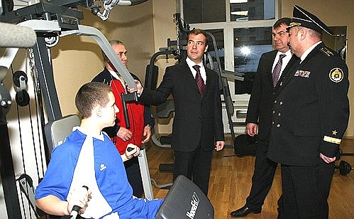 В тренажёрном зале. Второй справа – Министр обороны Анатолий Сердюков.