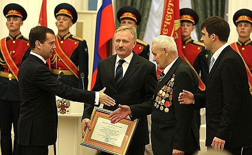 На церемонии вручения почётного звания «Город воинской славы» представителям Вязьмы.