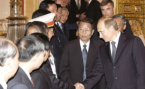 President Putin greeting the Vietnamese delegation.