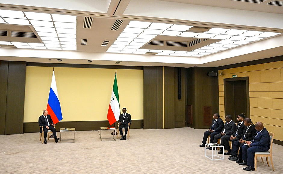 Российско-экватогвинейские переговоры в расширенном составе.