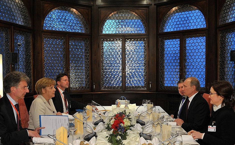 Владимир Путин и Федеральный канцлер Германии Ангела Меркель провели переговоры в формате рабочего обеда.