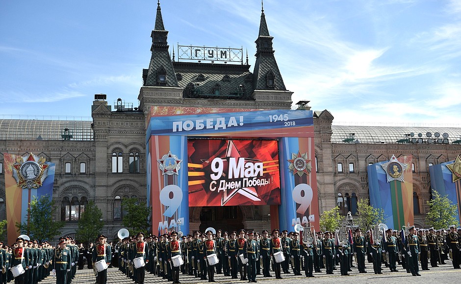 Перед началом военного парада в ознаменование 73-й годовщины Победы в Великой Отечественной войне 1941–1945 годов.