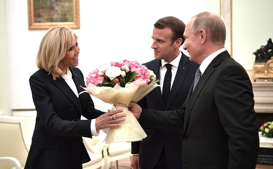 C Президентом Франции Эммануэлем Макроном и его супругой Брижит Макрон.