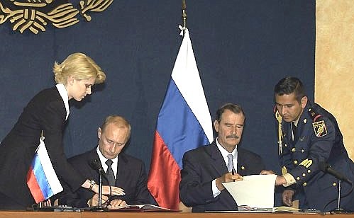 С Президентом Мексики Висенте Фоксом во время подписания российско-мексиканских документов.