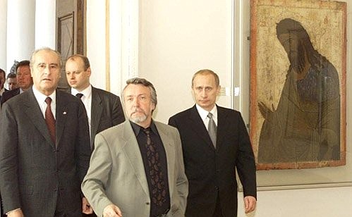 PETERSBURG. President Putin with Austrian President Thomas Klestil and Vladimir Gusev (center), director of the State Russian Museum, examining the museum\'s exhibits.