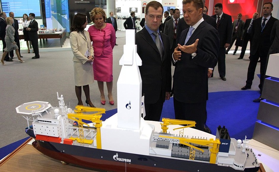 Осмотр стенда «Газпрома», компании-партнёра Петербургского международного экономического форума. С председателем правления компании «Газпром» Алексеем Миллером.