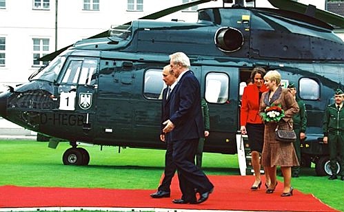 Vladimir and Lyudmila Putin with German President Johannes Rau and his wife Christina by the helicopter.