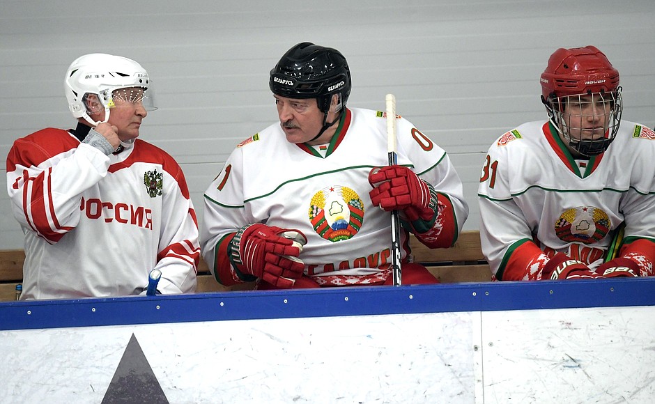С Александром Лукашенко в ходе товарищеского хоккейного матча.