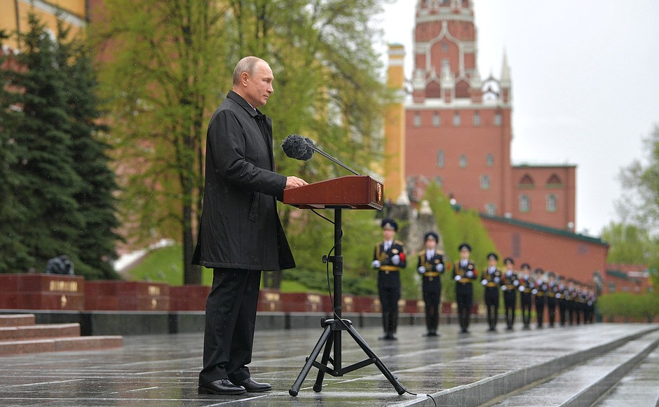 Sppech at a flower-laying ceremony at the Tomb of the Unknown Soldier in the Alexander Garden.