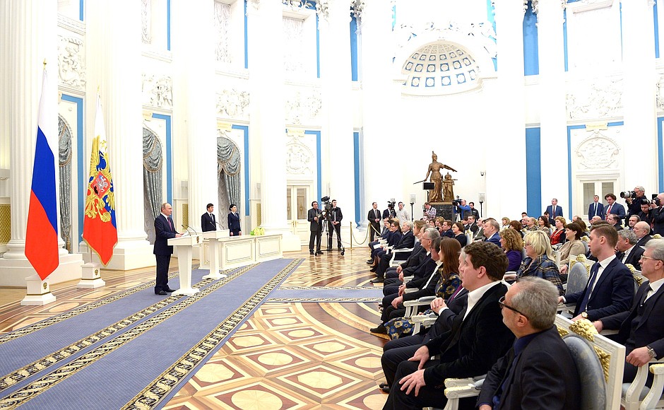 Presentation of the 2017 Presidential Prize for young culture professionals and the 2017 Presidential Prize for writing and art for children and young people.