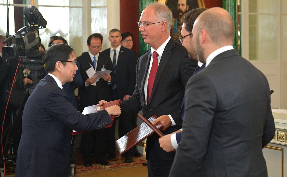 Церемония обмена документами, подписанными в ходе государственного визита Председателя КНР Си Цзиньпина в Российскую Федерацию.