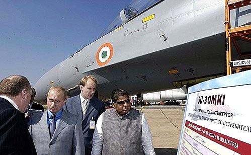 Осмотр военной техники компании ХАЛ. Владимиру Путину был продемонстрирован первый военный самолет марки «Су», собранный в Индии по российской лицензии.