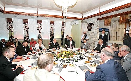 Встреча с руководителями Международного консультативного комитета финно-угорских народов и Ассоциации финно-угорских народов.