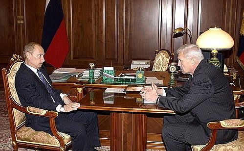 С полномочным представителем Президента в Сибирском федеральном округе Леонидом Драчевским.