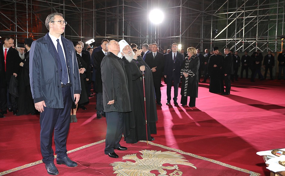 С Президентом Сербии Александром Вучичем (слева) и Патриархом Сербским Иринеем во время посещения храма Святого Саввы.