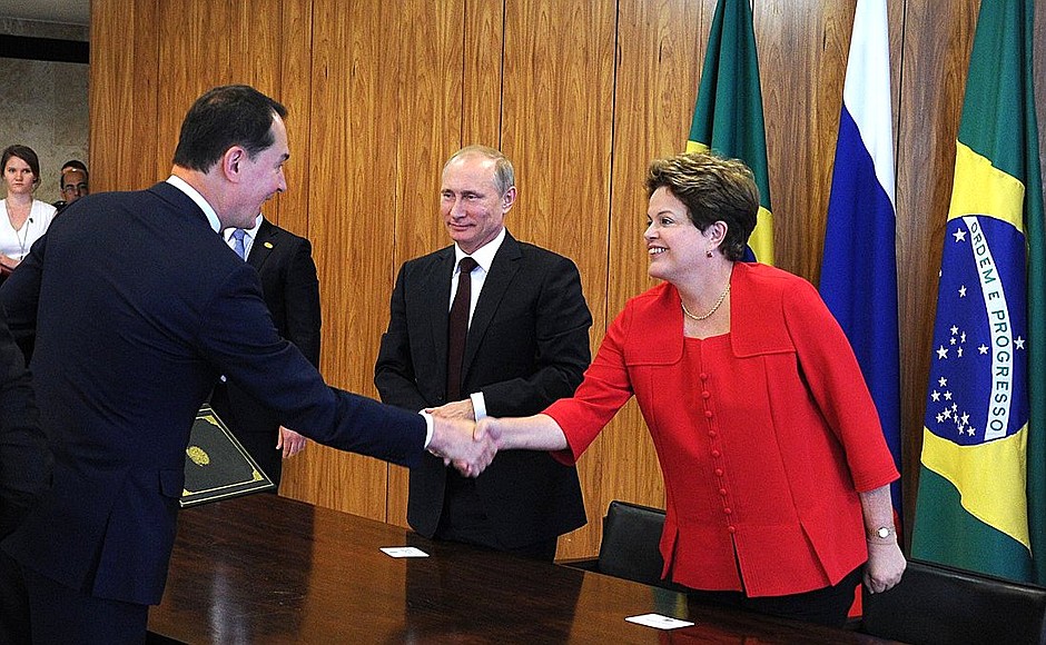 Церемония подписания российско-бразильских документов.