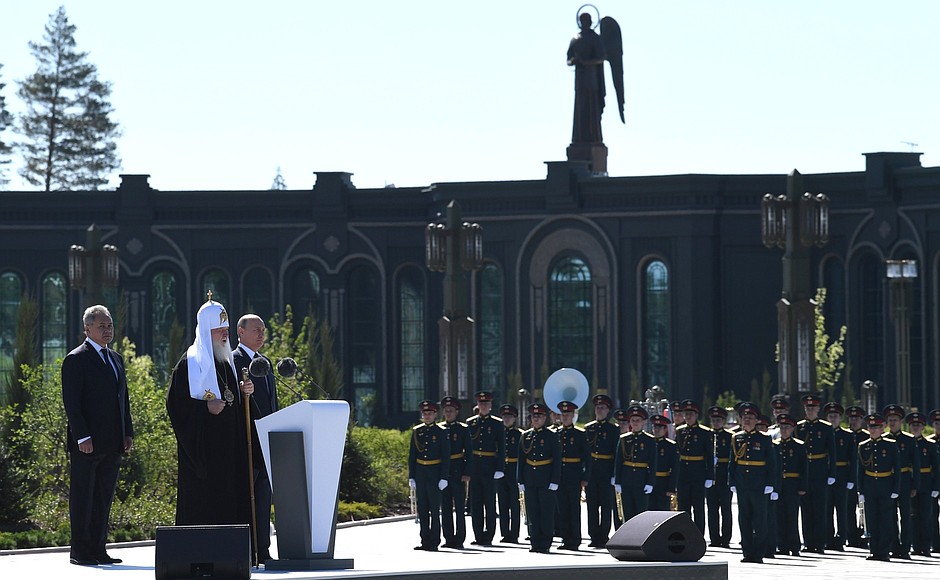 В День памяти и скорби Владимир Путин и Патриарх Кирилл на площади перед главным храмом Вооружённых Сил Российской Федерации обратились к военнослужащим.