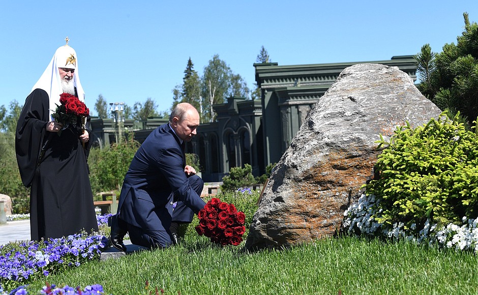Laying flowers at the Mothers of the Victors monument. With Patriarch Kirill of Moscow and All Russia.