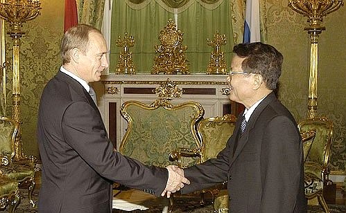 President Putin meeting with Vietnamese President Tran Duc Luong.