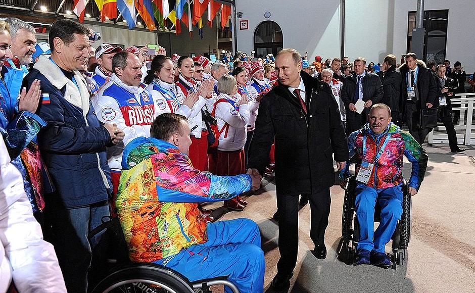 Перед началом церемонии поднятия флага Российской Федерации в горной Паралимпийской деревне.