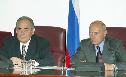 President Vladimir Putin and President of Tatarstan Mintimer Shaimiyev with delegates of the 3rd World Tatar Congress.
