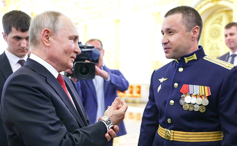 Военный лётчик подполковник Илья Мельников подарил главе государства авиационные часы.