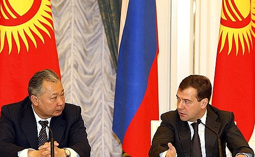 С Президентом Киргизии Курманбеком Бакиевым на пресс-конференции по итогам переговоров.