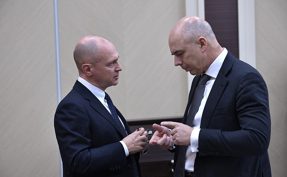 First Deputy Chief of Staff of the Presidential Executive Office Sergei Kiriyenko (left) and First Deputy Prime Minister – Finance Minister Anton Siluanov before the meeting with Government members.