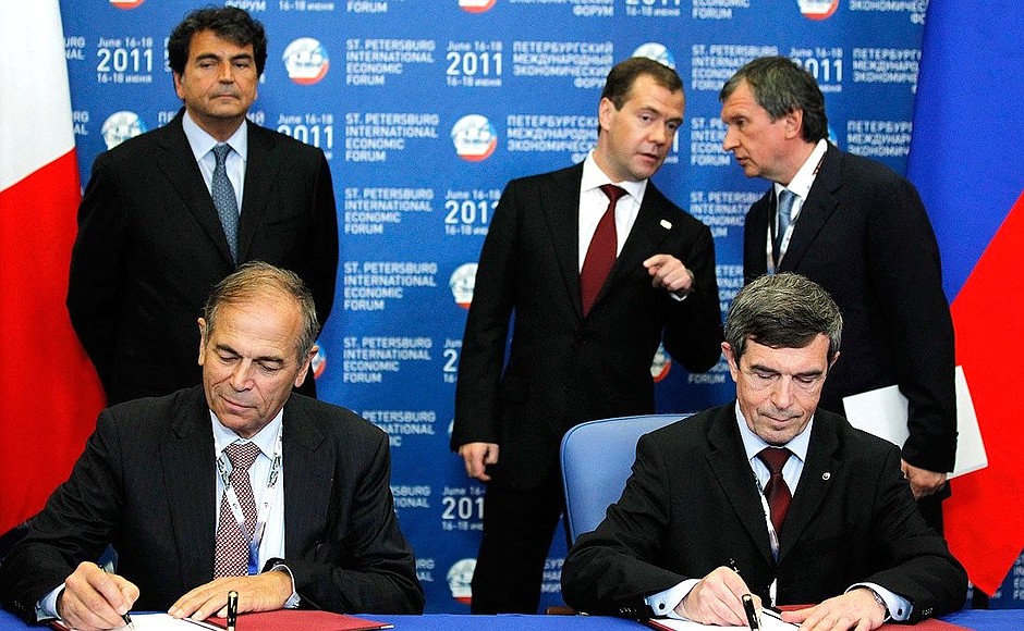 Signing of Russian-French documents.