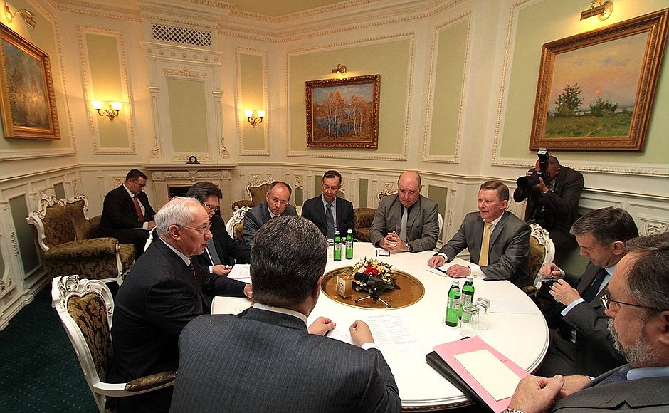 В ходе встречи с Премьер-министром Украины Николаем Азаровым.
