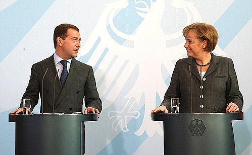 С Федеральным канцлером Германии Ангелой Меркель на пресс-конференции по итогам российско-германских переговоров.