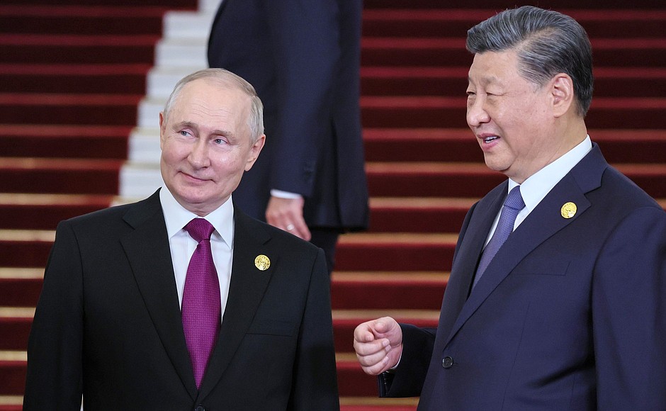 С Председателем КНР Си Цзиньпином в ходе церемонии официальной встречи глав делегаций – участников III Международного форума «Один пояс, один путь».