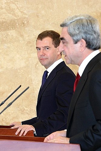 На совместной пресс-конференции по итогам российско-армянских переговоров. С Президентом Армении Сержем Саргсяном.
