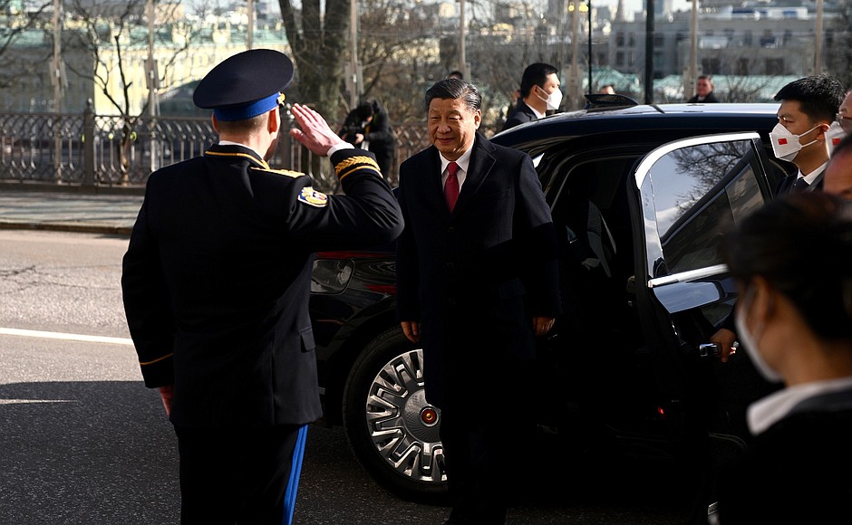 Председатель Китайской Народной Республики Си Цзиньпин перед началом церемонии официальной встречи.