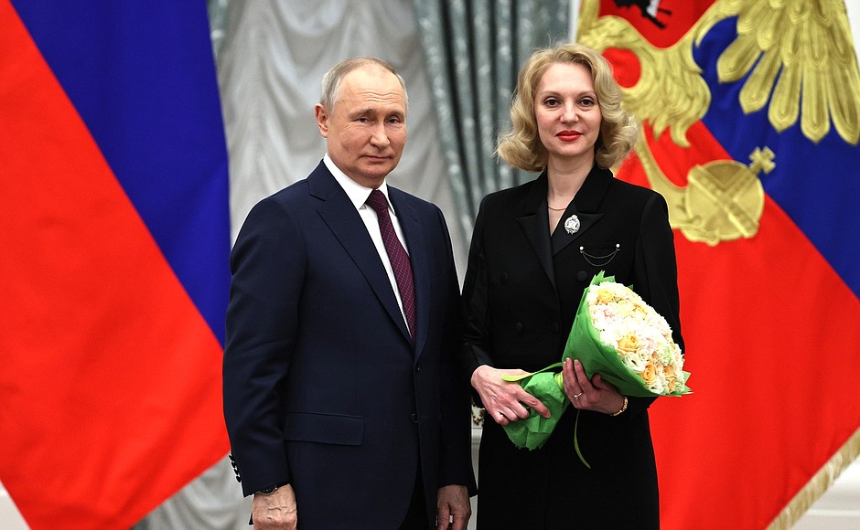 The honorary title of Honoured Doctor of the Russian Federation is conferred on Yekaterina Arekhina, deputy chief physician for medical affairs at the Regional Hospital No. 8 in Barnaul.