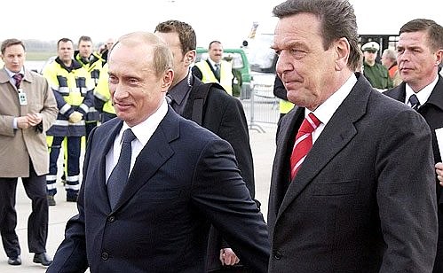С Федеральным канцлером ФРГ Герхардом Шрёдером, который встретил Владимира Путина в аэропорту.