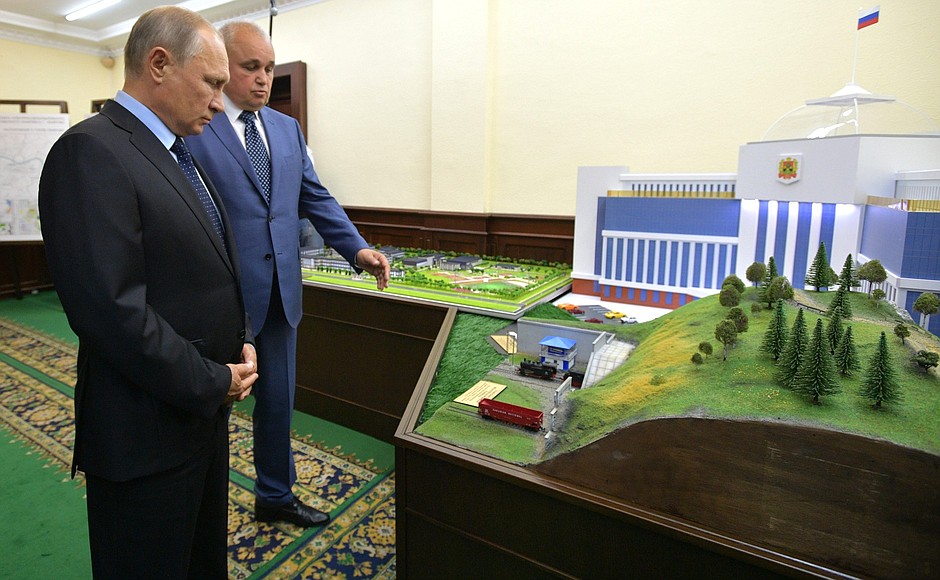 Before the meeting of the Commission on the Strategy for the Development of the Fuel and Energy Industry and Environmental Safety, Vladimir Putin inspected scale models of the facilities planned for construction in Kemerovo. With Acting Governor of the Kemerovo Region Sergei Tsivilev.