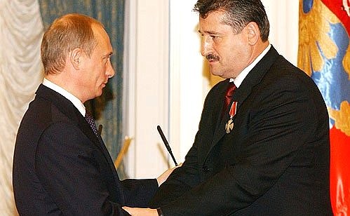 Награждение президента Чеченской Республики Алу Алханова орденом Мужества.