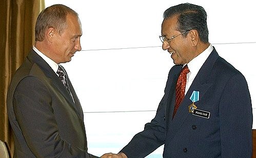 President Putin conferring the Order of Friendship on Malaysian Prime Minister Mahathir Mohamad.