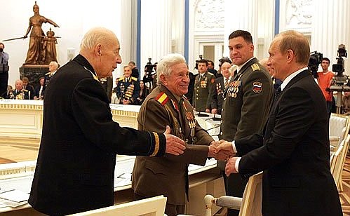 Перед началом встречи с ветеранами Великой Отечественной войны – Героями Советского Союза, Героями России и полными кавалерами ордена Славы.