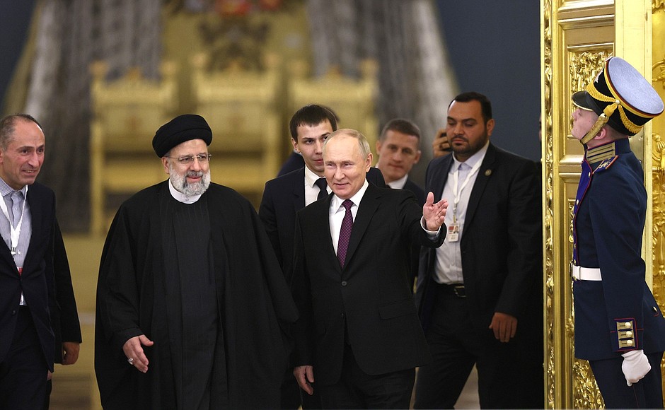 С Президентом Ирана Эбрахимом Раиси перед началом российско-иранских переговоров в формате рабочего обеда.