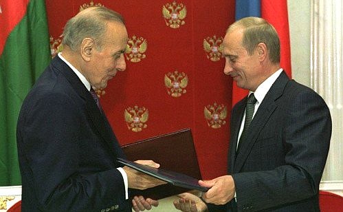 The Presidents of Russia and Azerbaijan signing an agreement on the demarcation of the adjacent sections of the Caspian seabed.