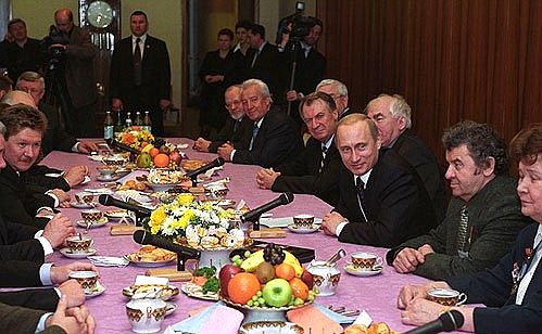 President Putin meeting with gas-industry veterans.