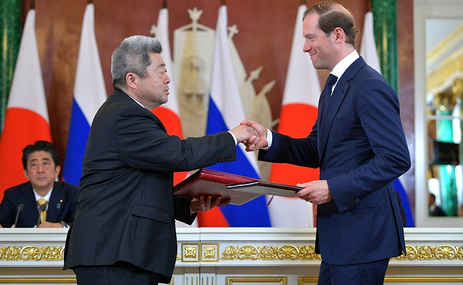 На церемонии подписания российско-японских документов.