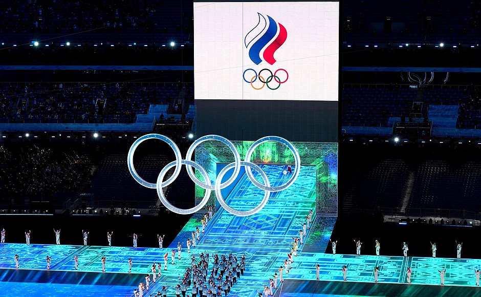Российские спортсмены на Национальном стадионе в Пекине («Птичье гнездо») в ходе церемонии открытия XXIV зимних Олимпийских игр.