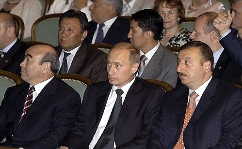 На спектакле в Большом театре с Президентом Киргизии Аскаром Акаевым и Президентом Азербайджана Ильхамом Алиевым (справа).