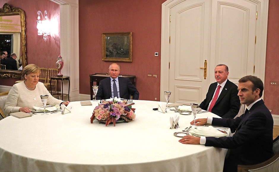 Федеральный канцлер Германии Ангела Меркель, Президент России Владимир Путин, Президент Турции Реджеп Тайип Эрдоган и Президент Франции Эммануэль Макрон во время рабочего обеда.